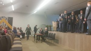 Pakruojo miesto VVG valdybos pirmininkei Rūtai Sausienei įteikta atminimo lenta su Pakruojo miesto VVG pavadinimu.
